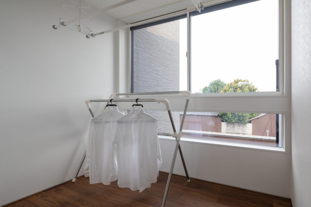 洗濯干し場は明るい窓と設備が装備されている